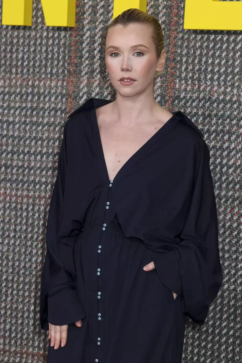 Lauren Lyle și Cesar Domboy, revin în Outlander, sezonul 8