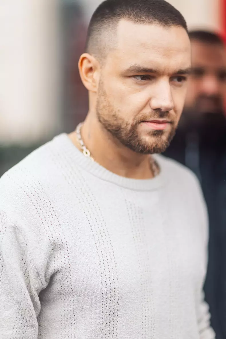 Liam Payne va à la rencontre de ses fans devant l'hôtel La Réserve lors de la mode femme automne / hiver 2024-2025 lors de la Fashion Week de Paris (PFW)