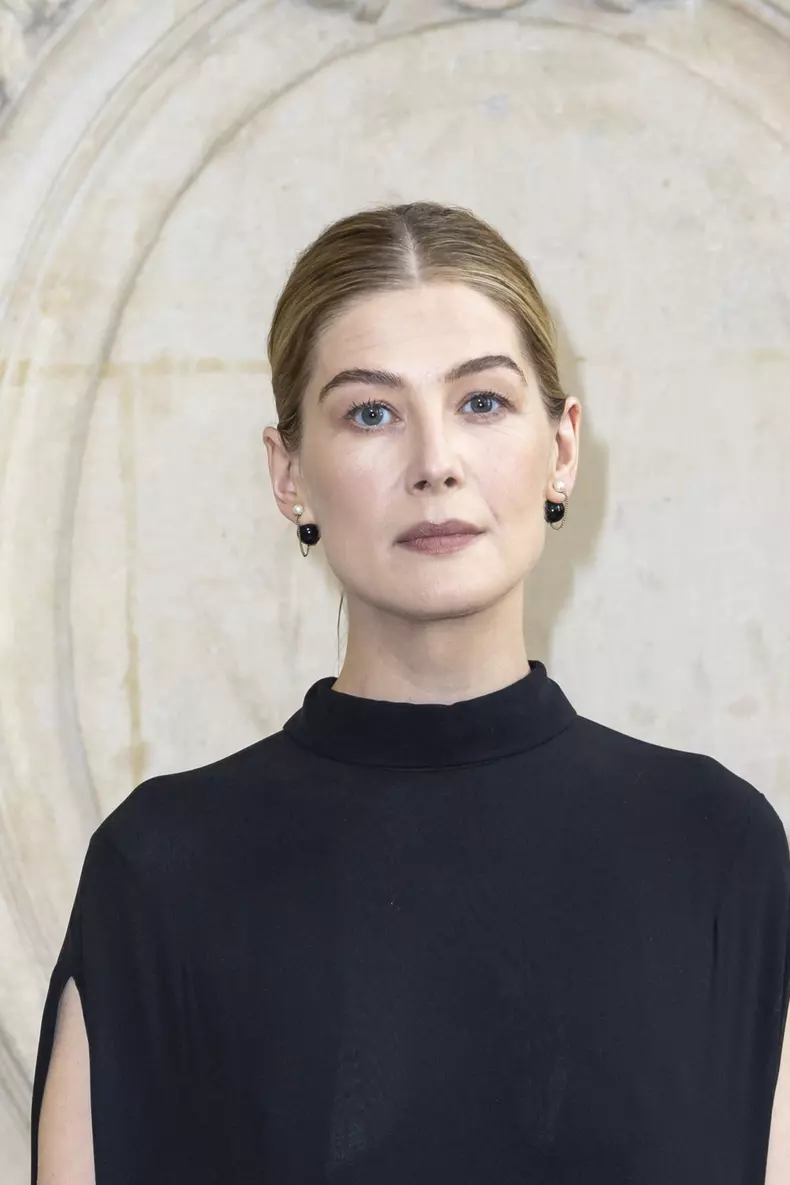 Pierce-Brosnan-și-Rosamund-Pike-în-Die-Another-Day-Scena-din-James-Bond-2002