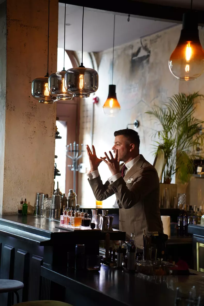 Valentin Luca a lansat cartea Signature cocktails (2)