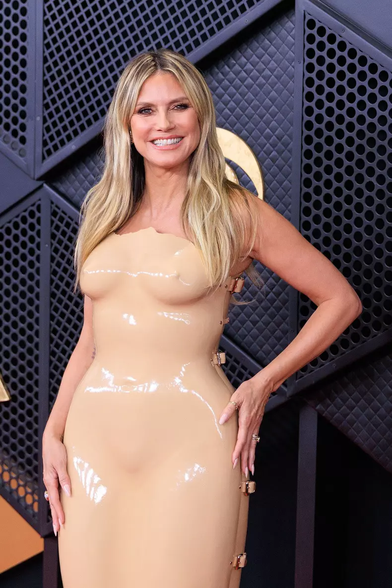 Heidi Klum în rochia din latex nude pe covorul roșu la Grammy 2026