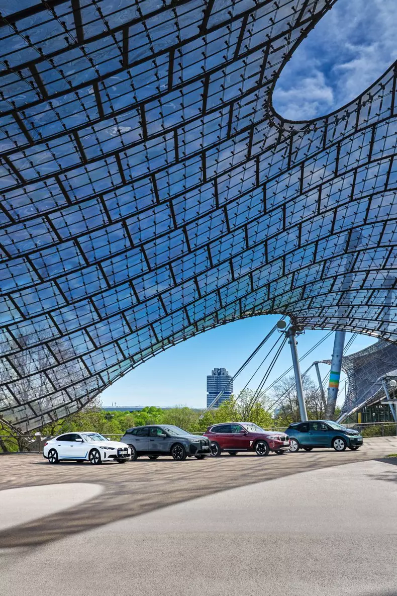 BMW iX si BMW i4 131