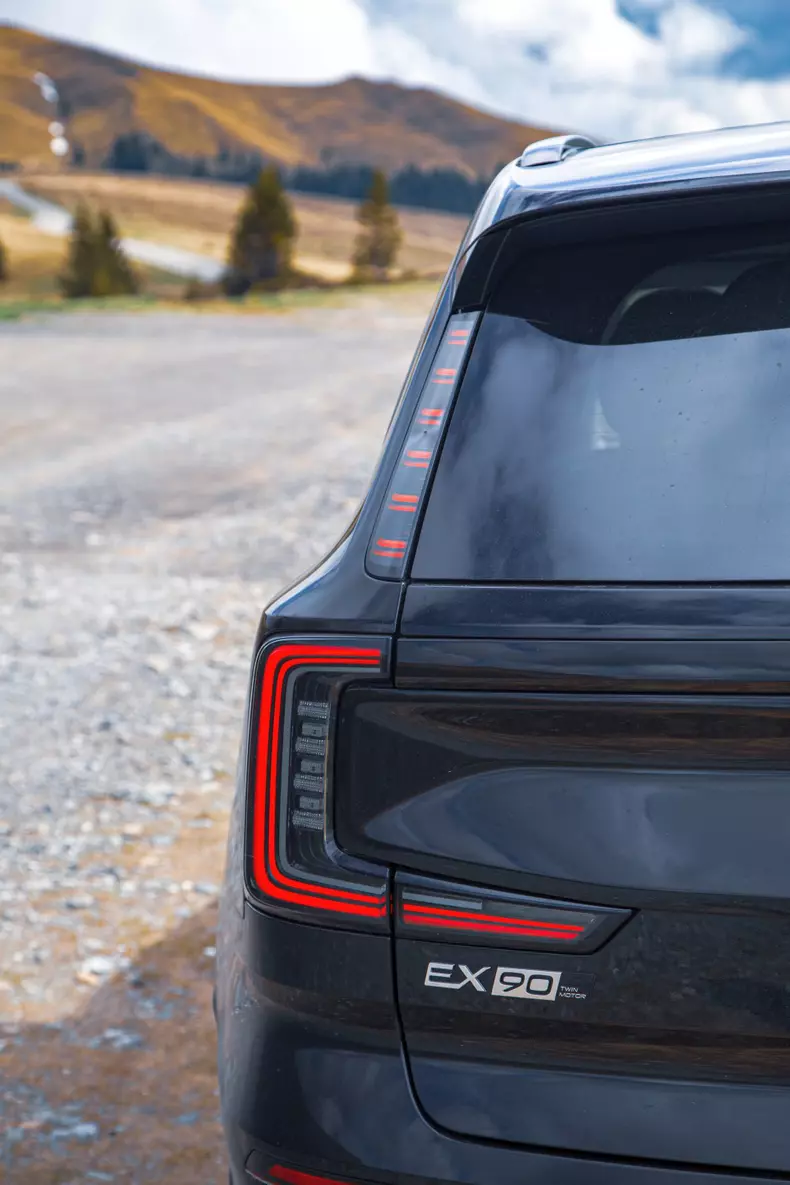 Volvo EX90 low res 042