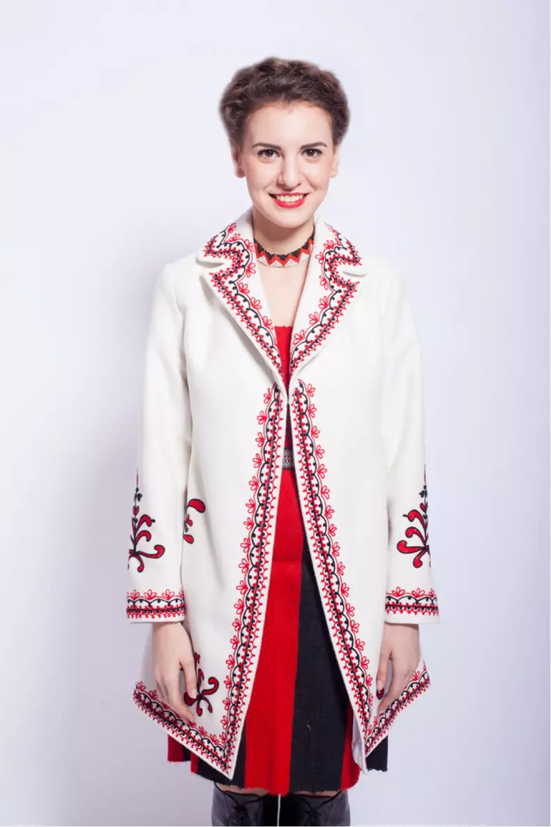 Pardesiu alb cu roșu brodat manual cu motive tradiționale, de la Romanian Label - 679 lei 