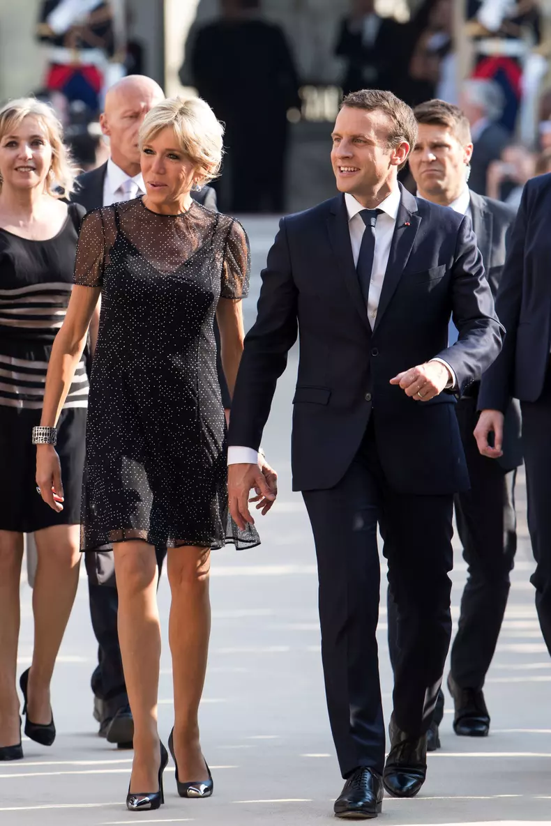 Le Président de la République Française, Emmanuel Macron et sa femme Brigitte Macron (Trogneux) accueillent le président de la République de Colombie Juan Manuel Santos et sa femme Clemencia Rodriguez au Palais de L'Elysée à Paris
