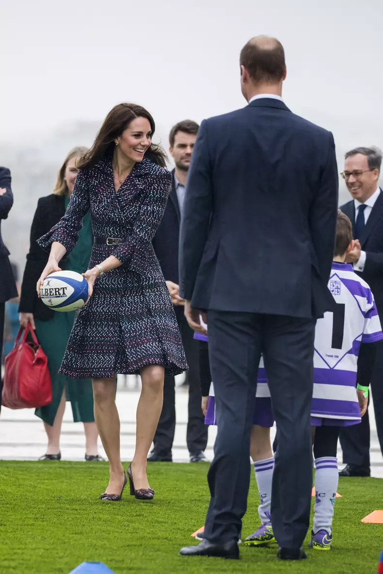 Le prince William et Catherine Kate Middleton rencontrent des jeunes fans de rugby sur le parvis des droits de l'homme au Trocadéro à Paris