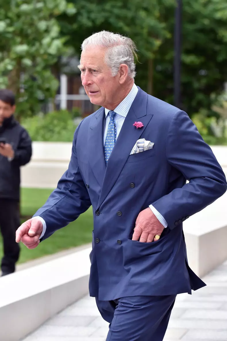 inelul pe care prințul Charles îl poartă în permanență pe degetul mic de la mână