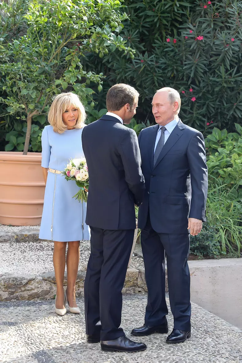 Emmanuel Macron, Brigitte Macron și Vladimir Putin