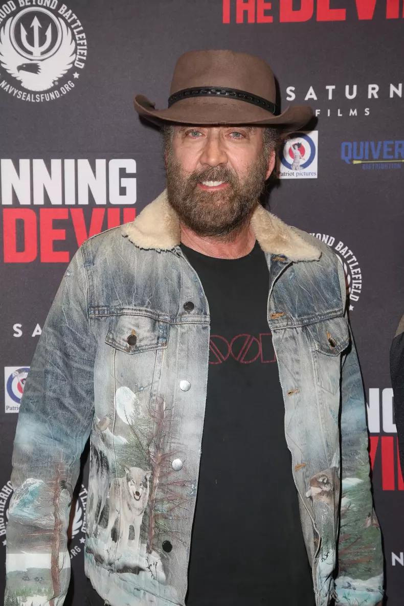 Cu geacă de blugi și pălărie așa a apărut pe covorul roșu un celebru actor