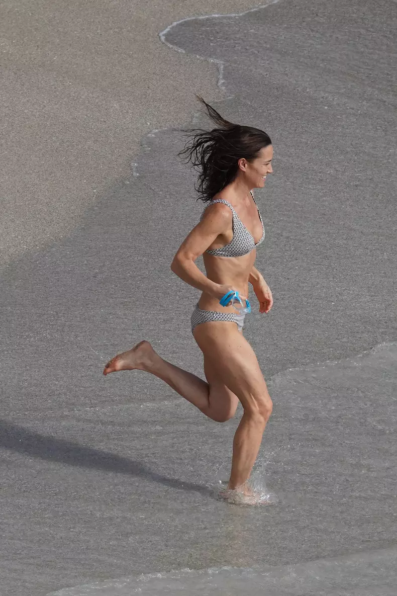 Pippa Middleton în costum de baie