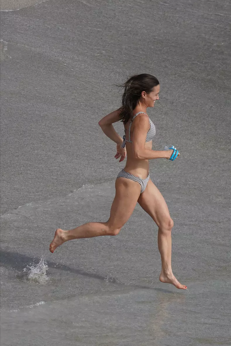 Pippa Middleton în costum de baie