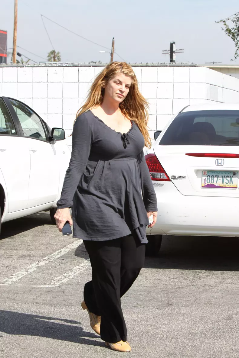 Kirstie Alley Wipes Off Sweat