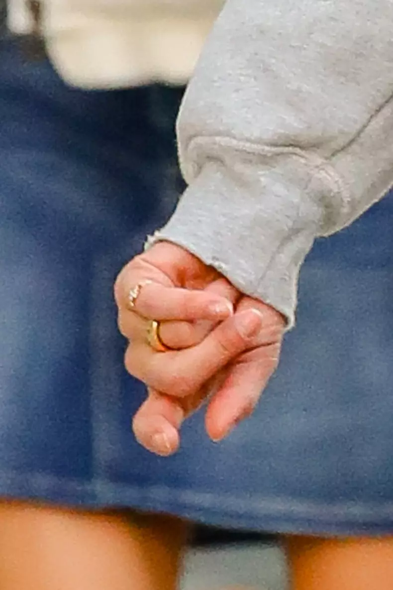 EXCLUSIVE: NO WEB UNTIL WEDNESDAY, NOVEMBER 11TH 11:30AM PST--Scarlett Johansson Flashes Her Wedding Ring While Taking A Solo Stroll In The Nice Weather In NYC