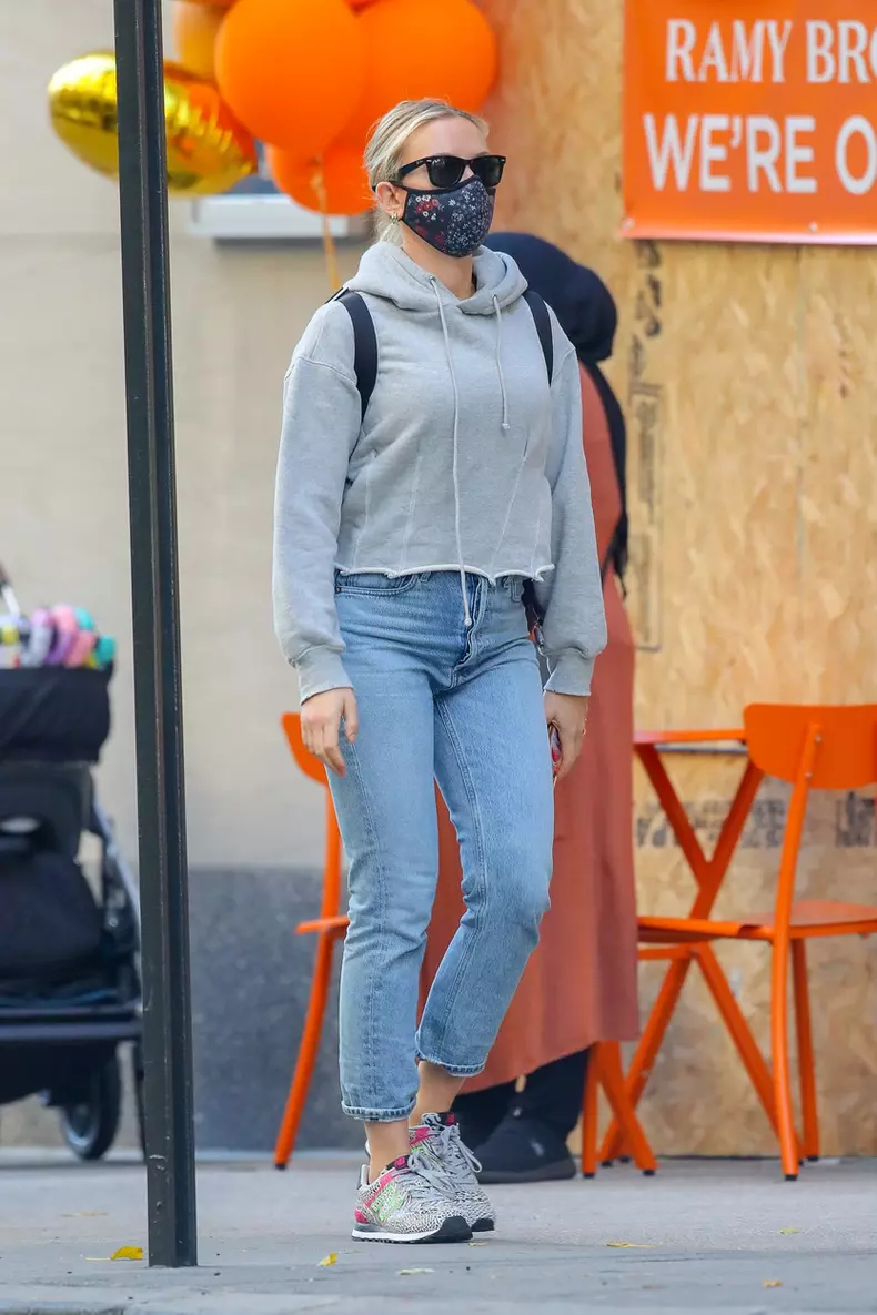 EXCLUSIVE: NO WEB UNTIL WEDNESDAY, NOVEMBER 11TH 11:30AM PST--Scarlett Johansson Flashes Her Wedding Ring While Taking A Solo Stroll In The Nice Weather In NYC