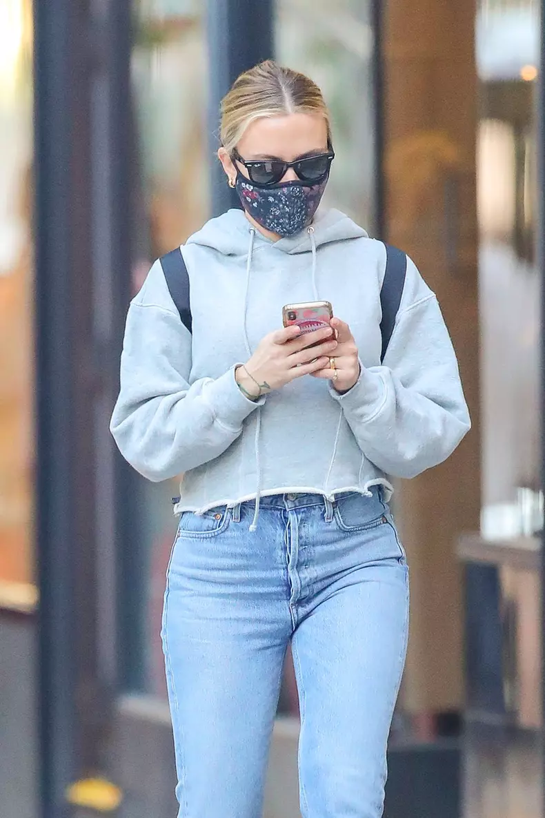 EXCLUSIVE: NO WEB UNTIL WEDNESDAY, NOVEMBER 11TH 11:30AM PST--Scarlett Johansson Flashes Her Wedding Ring While Taking A Solo Stroll In The Nice Weather In NYC