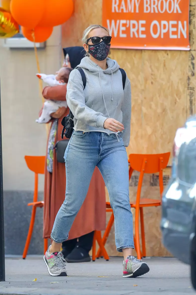 EXCLUSIVE: NO WEB UNTIL WEDNESDAY, NOVEMBER 11TH 11:30AM PST--Scarlett Johansson Flashes Her Wedding Ring While Taking A Solo Stroll In The Nice Weather In NYC