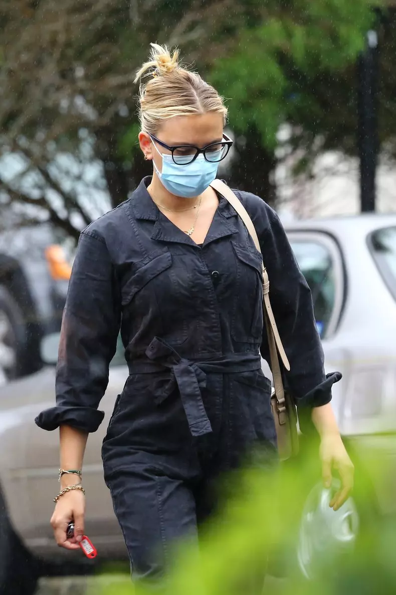 *EXCLUSIVE* Scarlett Johansson and daughter Rose Dorothy go grocery shopping in the Hamptons