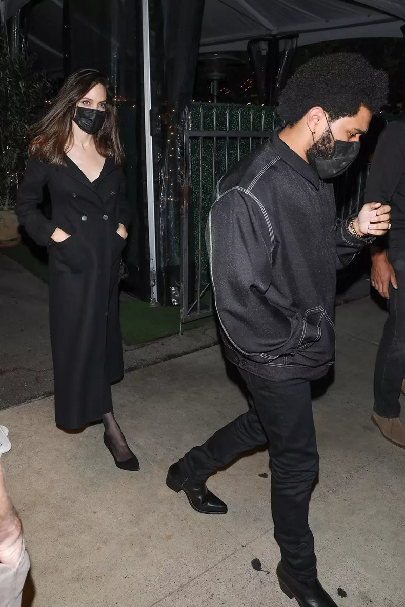 *PREMIUM-EXCLUSIVE* Angelina Jolie and The Weeknd enjoy a romantic dinner together at Giorgio Baldi **WEB EMBARGO UNTIL 2PM PDT ON 09/27/21**