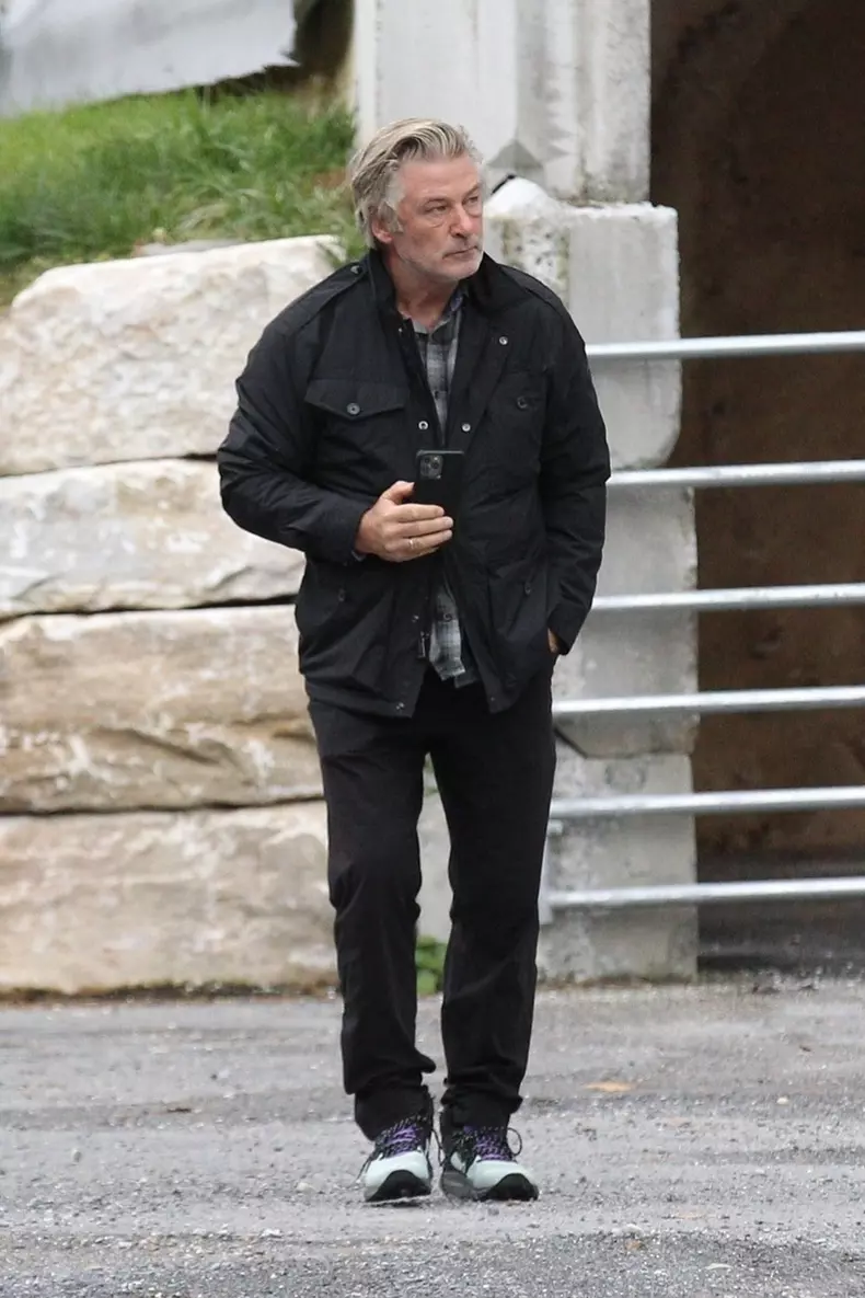Alec Baldwin and Hilaria stop to talk with photographers