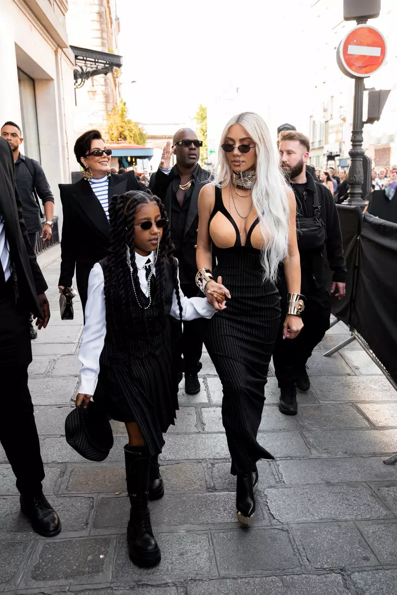 Kim Kardashian, sa fille North et Kris Jenner arrivent au défilé de mode Haute-Couture automne-hiver 2022-2023 "Jean-Paul Gaultier" au 325 rue Saint-Martin à Paris