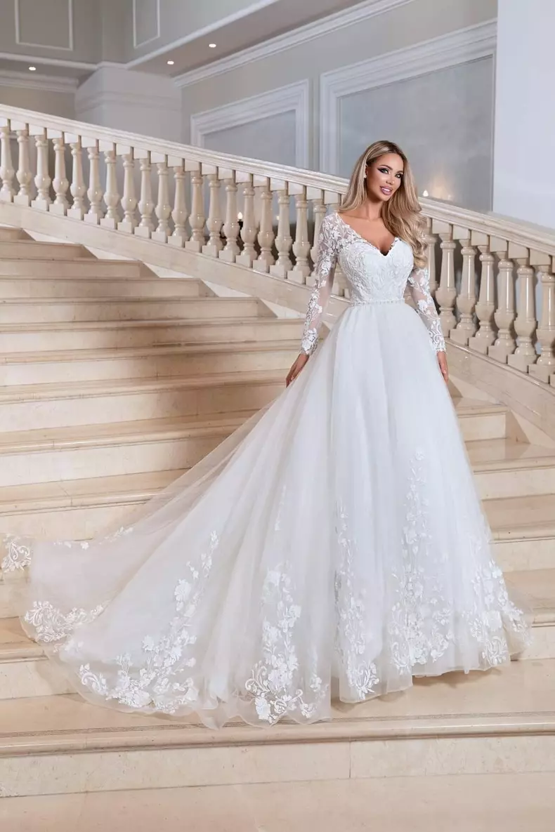 Bianca Drăgușanu are atelier de croitorie și vinde rochii de mireasă