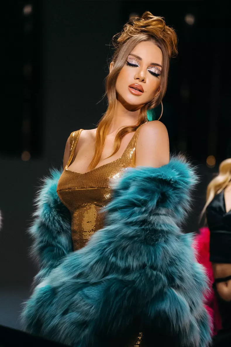 otilia-bilionera-india