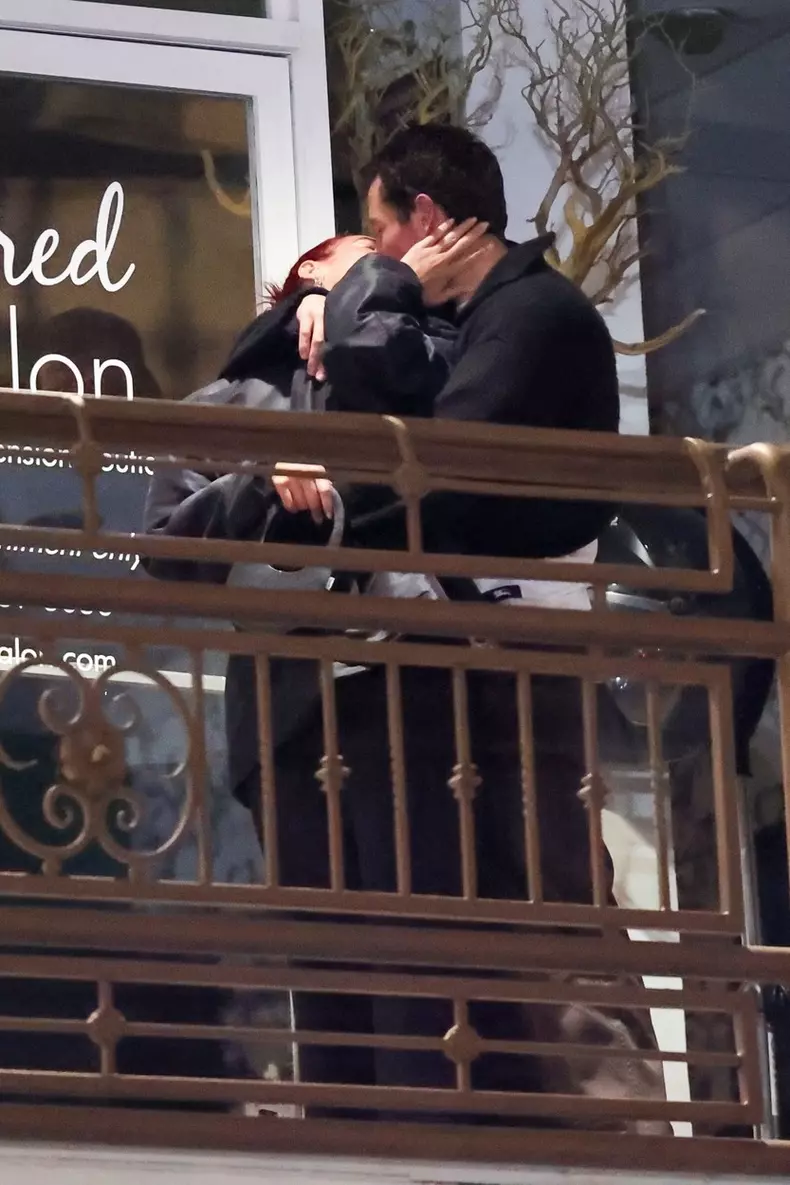 Cel mai nou cuplu din showbiz! S-au sărutat pasional în fața unui restaurant. Ea abia a ieșit dintr-o relație