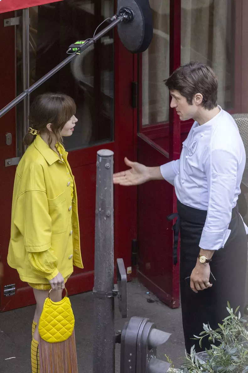 CM - Lily Collins et Lucas Bravo sur le tournage de la saison 4 de série Netflix "Emily in Paris" devant le restaurant L'Esprit de Gigi à Paris