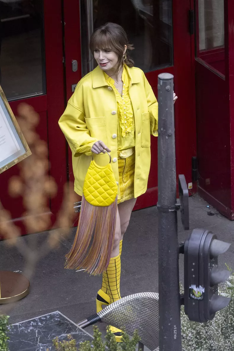 CM - Lily Collins et Lucas Bravo sur le tournage de la saison 4 de série Netflix "Emily in Paris" devant le restaurant L'Esprit de Gigi à Paris
