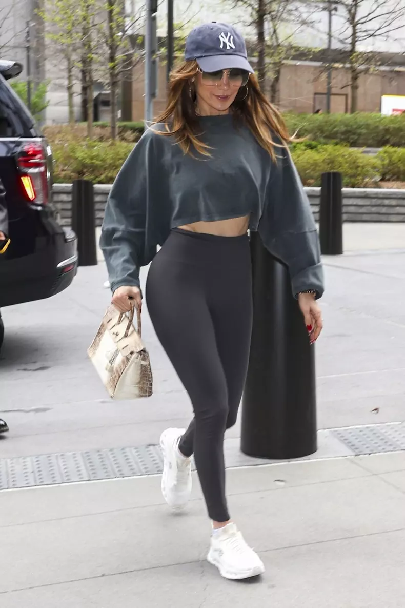 Jennifer Lopez arrives at NYC Gym with luxurious Hermès handbag
