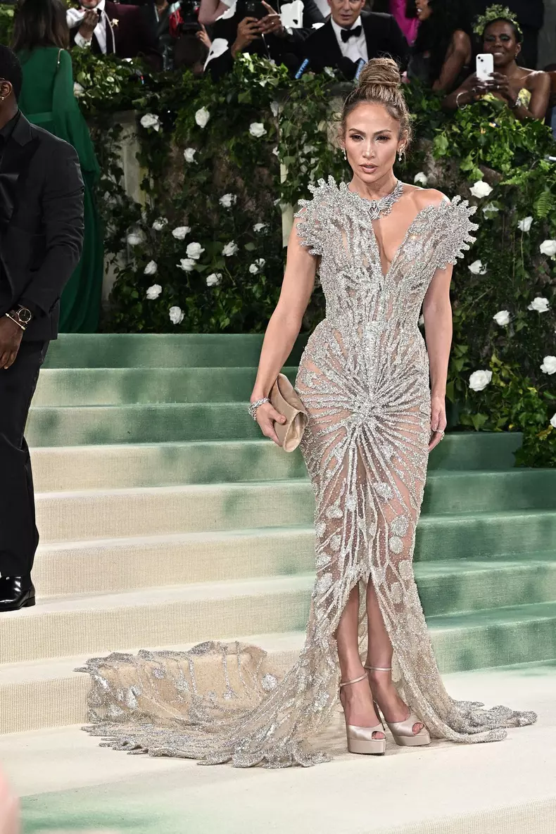 Jennifer Lopez, singura la Met Gala