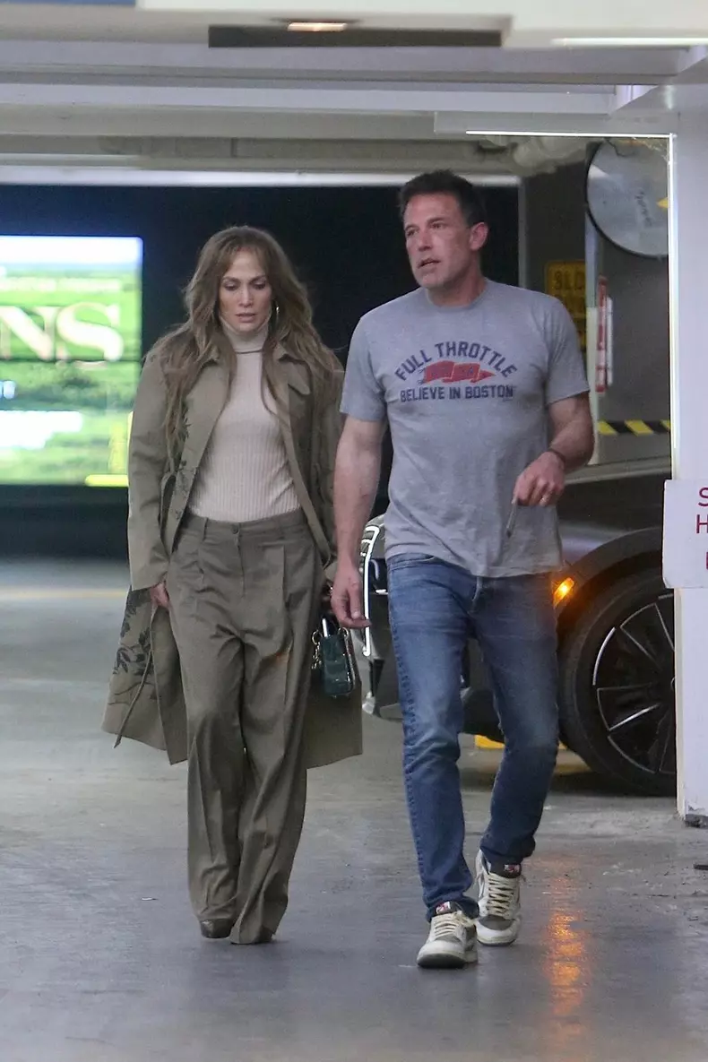 Amid recent divorce rumors, Ben Affleck and Jennifer Lopez arrive for dinner at BOA Steakhouse in LA!