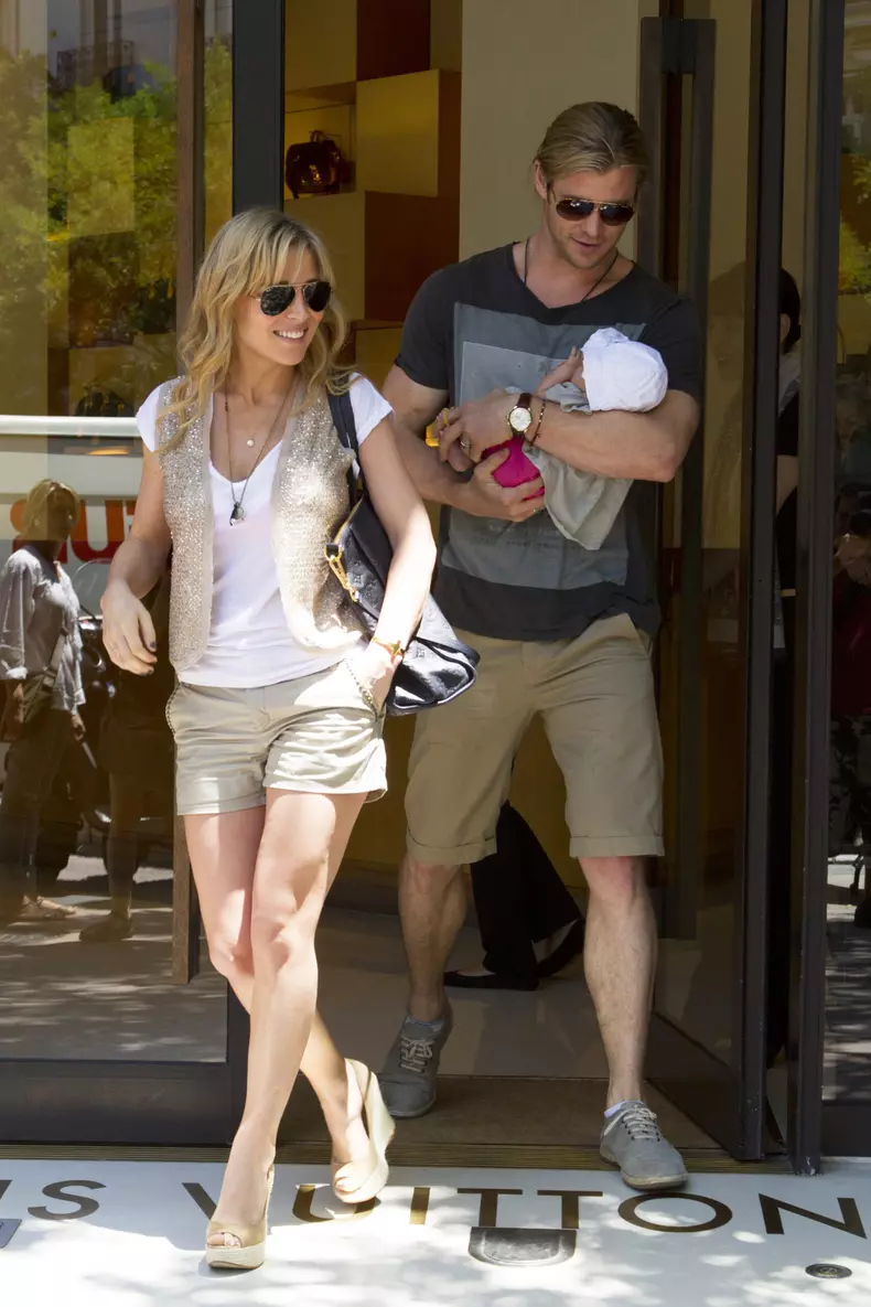 Elsa Pataky y Chris Hemsworth, con India en brazos,  de compras por Madrid.