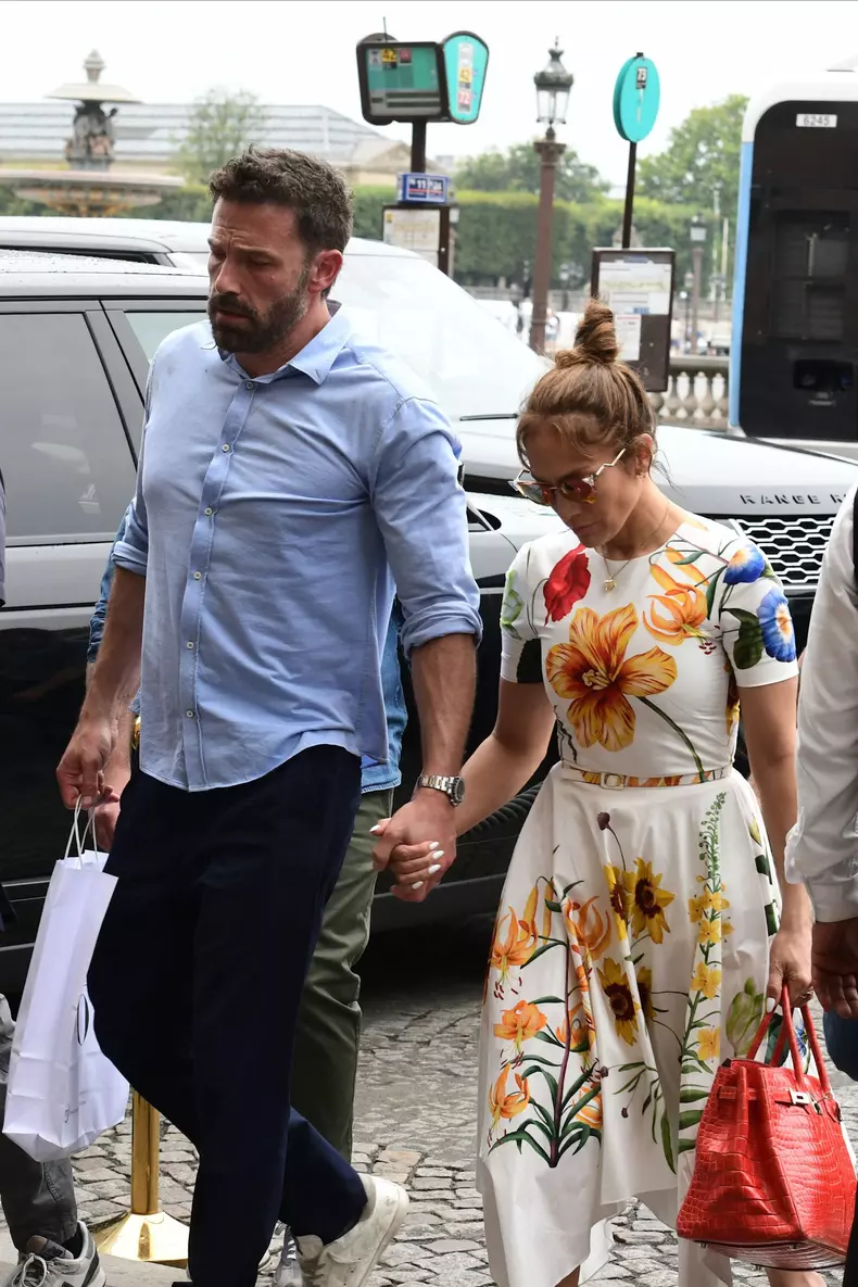 Semi-exclusif - Ben Affleck et sa femme Jennifer Affleck (Lopez) quittent lhôtel Crillon avec leurs filles respectives Seraphina, Violet et Emme pour aller dîner au restaurant Gigi lors de leur lune de miel à Paris