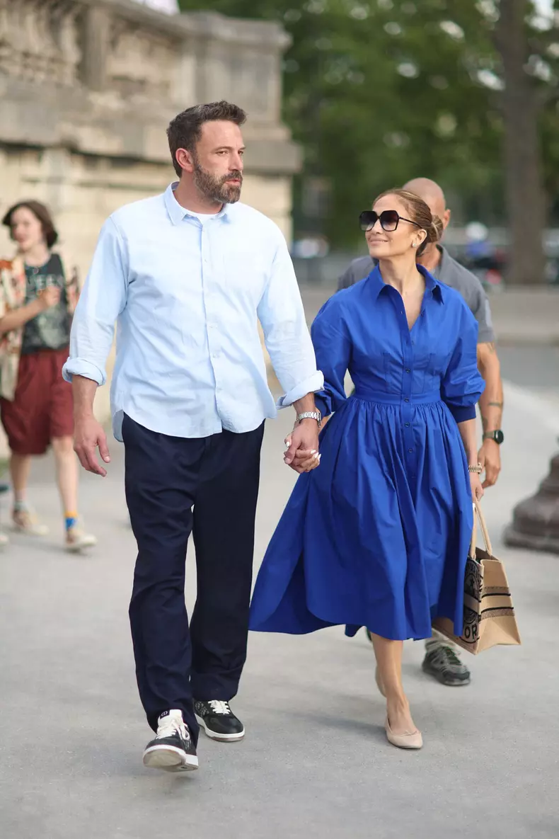 Semi-Exclusif - Ben Affleck et sa femme Jennifer Lopez, accompagnés de Violet Affleck, se promènent dans le jardin des Tuileries en quittant le musée de l'Orangerie à Paris
