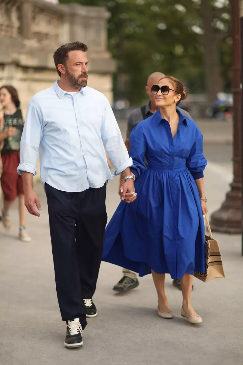 Semi-Exclusif - Ben Affleck et sa femme Jennifer Lopez, accompagnés de Violet Affleck, se promènent dans le jardin des Tuileries en quittant le musée de l'Orangerie à Paris