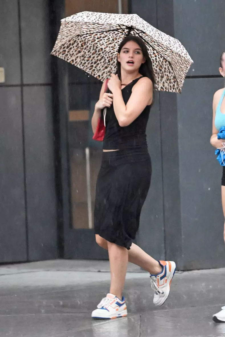 Suri Cruise Shelters From The Rain In Brooklyn