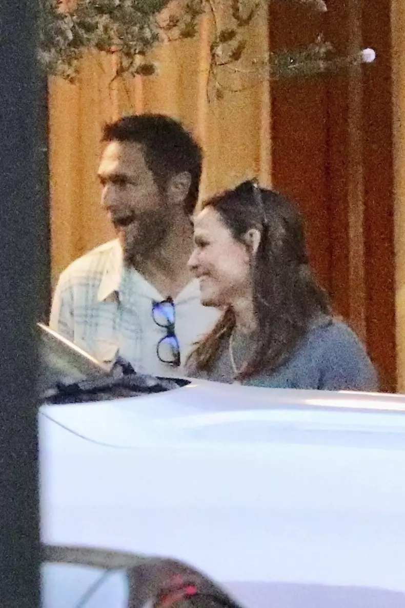 *PREMIUM-EXCLUSIVE* Jennifer Garner enjoys a romantic dinner with boyfriend John C. Miller amid news of Ben Affleck divorce with J.LO