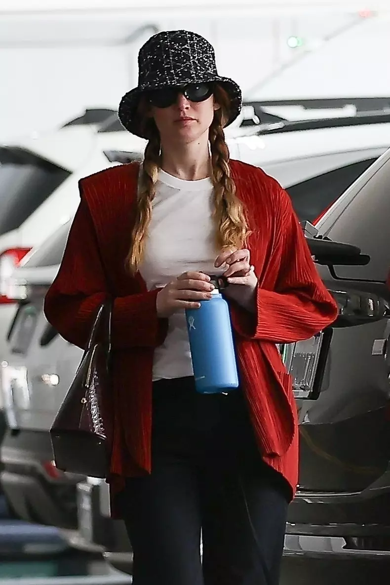 *EXCLUSIVE* Jennifer Lawrence goes incognito while out shopping for arts and crafts supplies