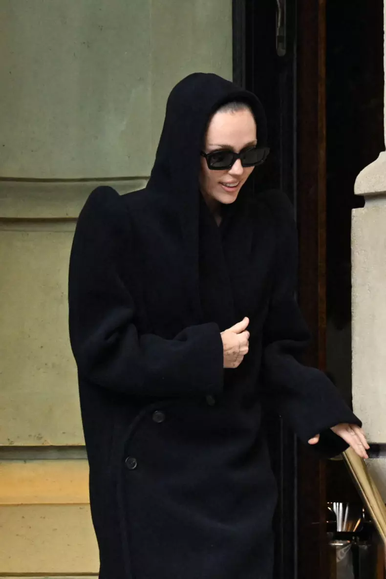 Miley Cyrus sort de son hôtel à Paris