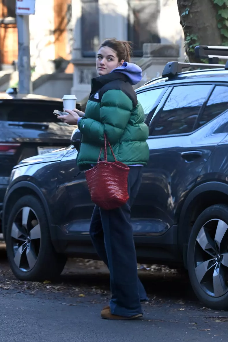 EXCLUSIVE Katie Holmes Does Some Last Minute Christmas Shopping On Christmas Eve