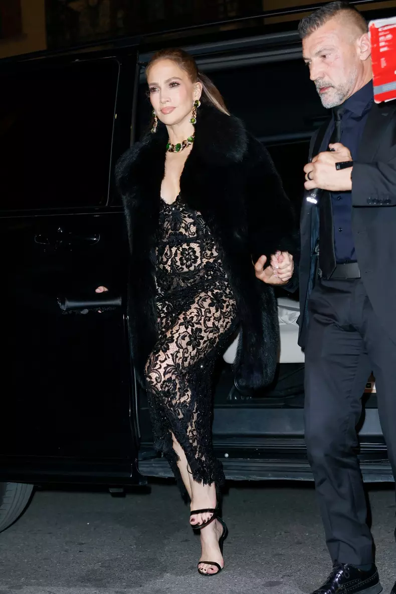 Jennifer Lopez în rochie transparentă FOTO: Profimedia