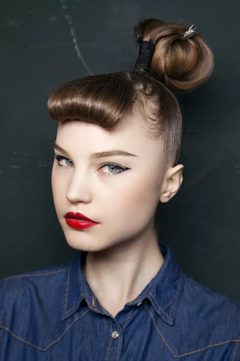 Este foarte chic sa porti un ruj rosu cand esti imbracata sport sau foarte casual. Contrastul este actual!