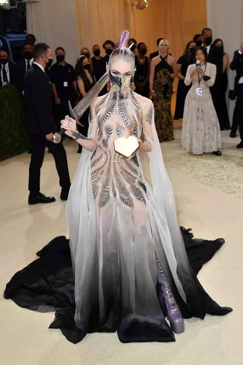 Grimes în Iris Van Herpen