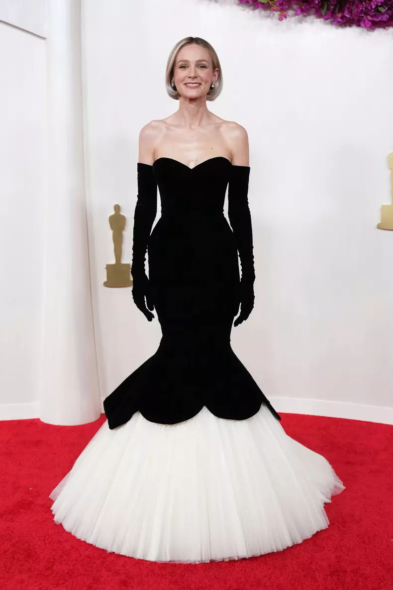 Carey Mulligan în Balenciaga