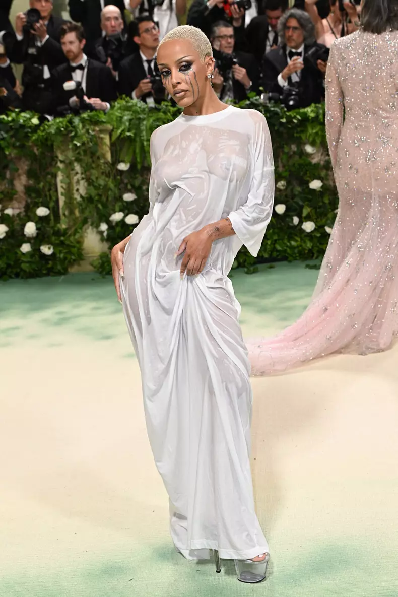Doja Cat în Vetements wet dress