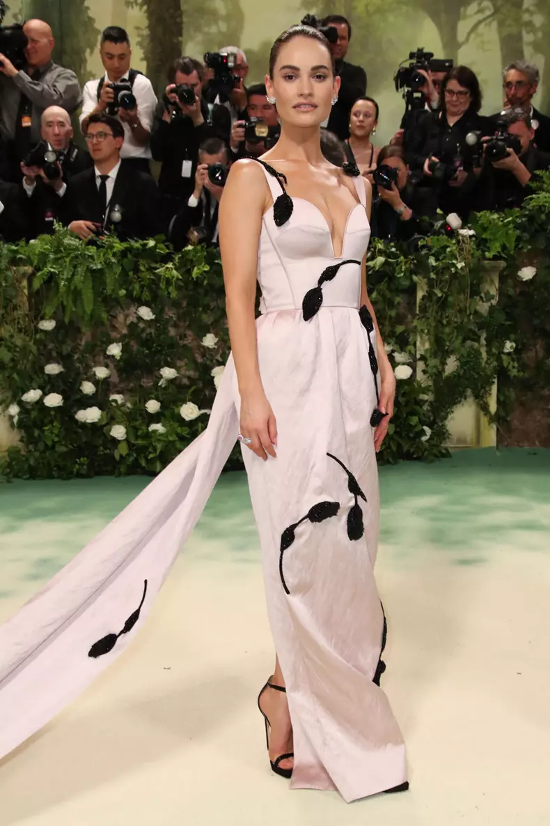Lily James în Erdem