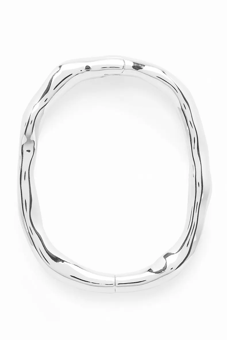 Brățară din alamă reciclată, COS, 39 euro, www.cos.com