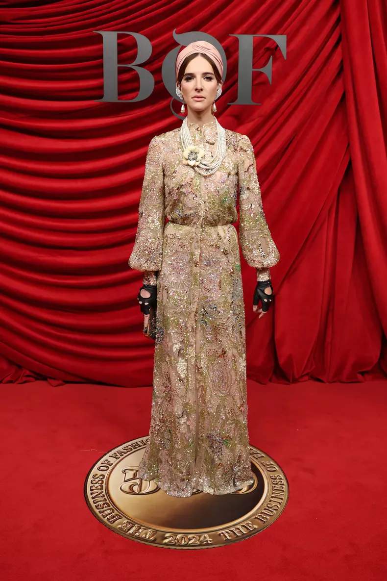 Hari Nef (ținută Valentino)