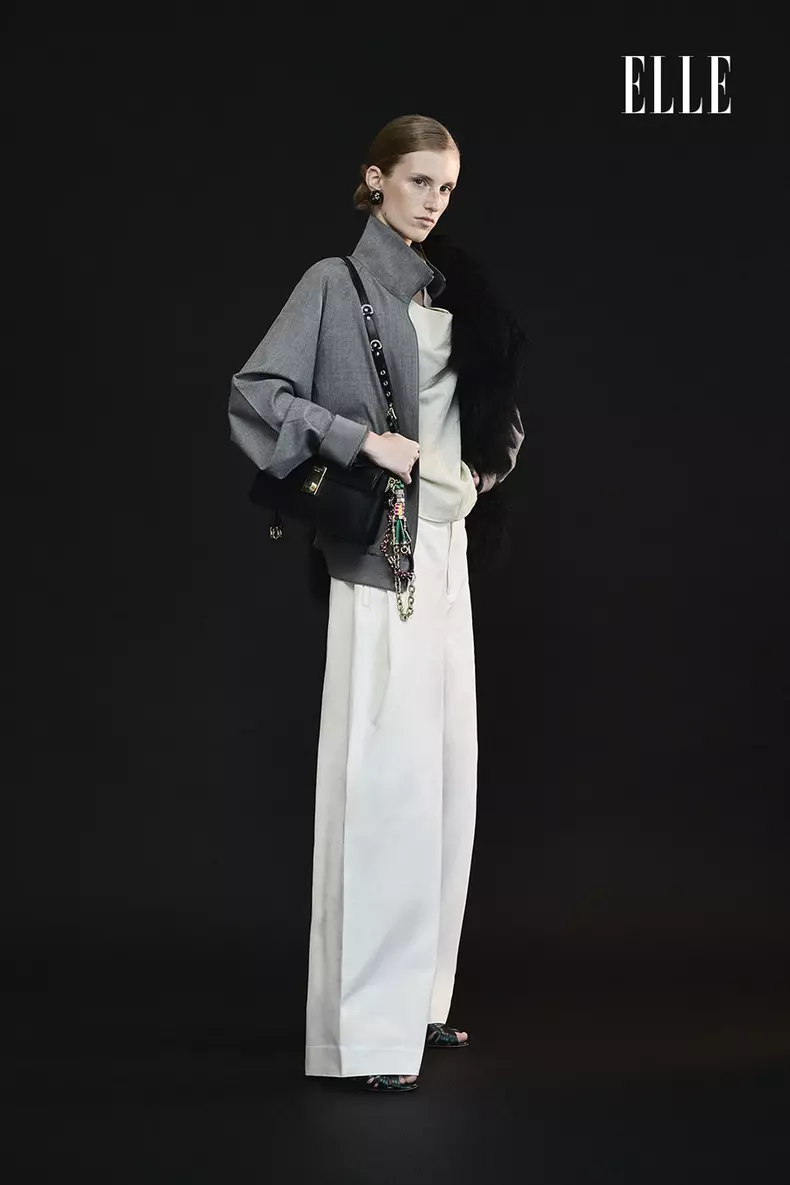 Jachetă și geantă Prada, ambele magazinul Mengotti; blană Ann Demeulemeester, magazinul Entrance; top și pantaloni COS; cercei magazinul Vintage Lady; pantofi Anna Field, www.zalando.ro.